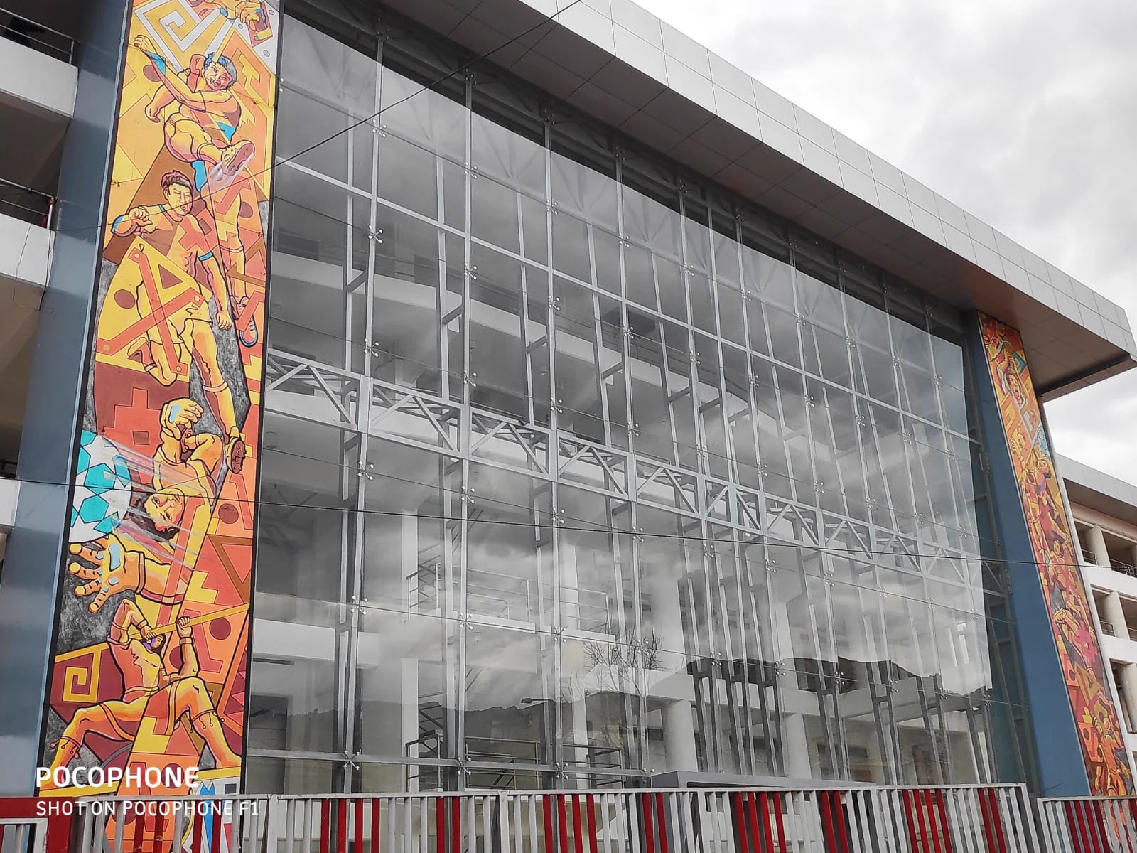 Acristalamiento de edificio realizado por Vidrio Aluminios del Sur